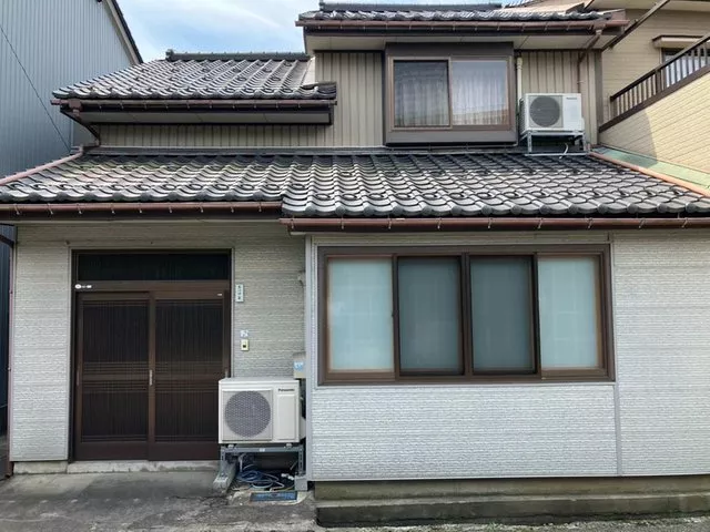 Renovation history available! Appliances such as air conditioning will be handed over as is, so you can start living right away!