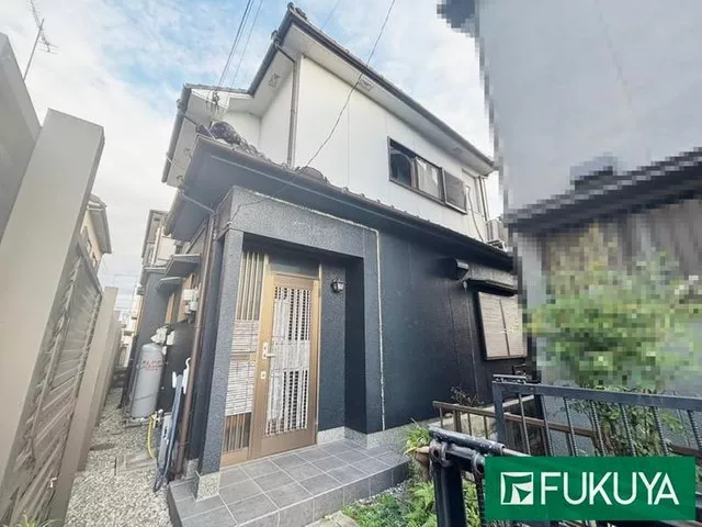 5 minutes on foot to the station! Two-story 4SLDK used house with a south-facing balcony! Parking for 2 cars available!