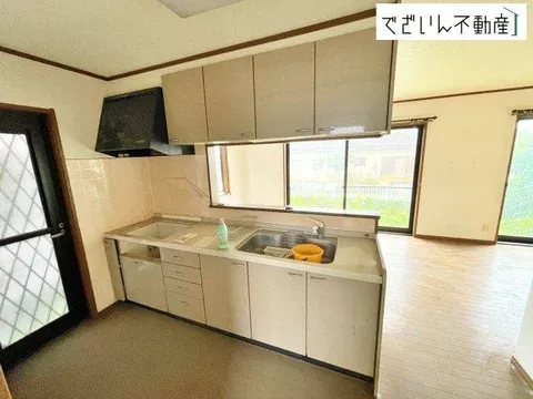 A bright house with sunlight pouring in ／ Open kitchen ■ Spacious LDK of 16 tatami mats ■ Parking for 2 cars in parallel - Image 2