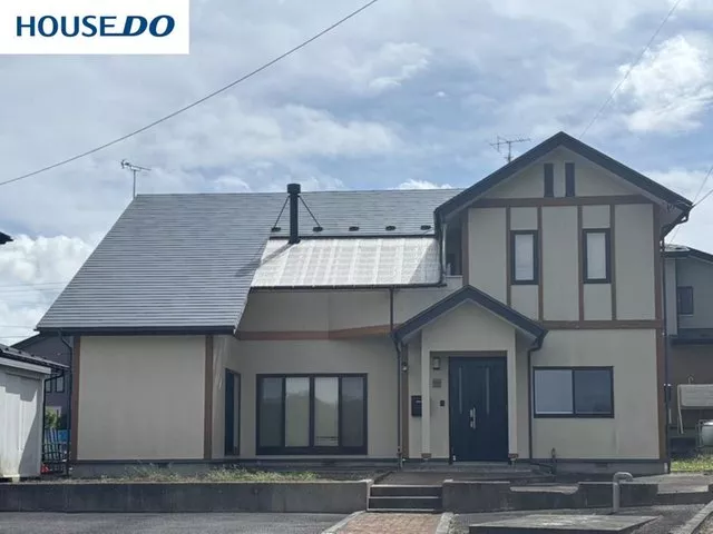 A 5LDK house with a charming wood stove and high windows for a warm living experience♪
