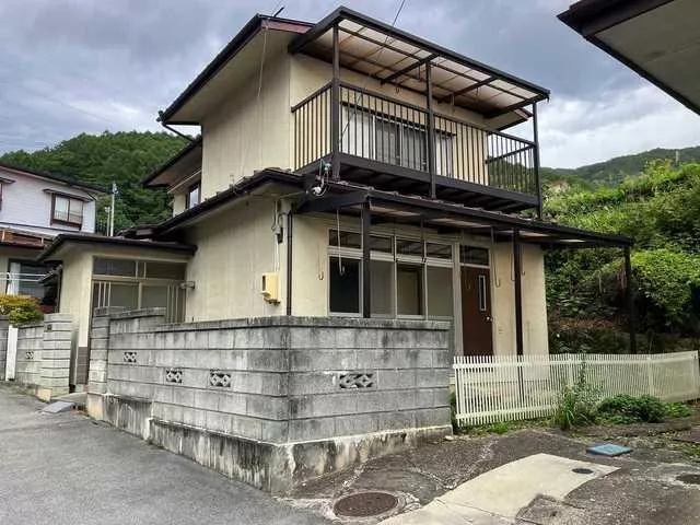 1.8 million yen, a used house in Kamisuwa, Suwa City! A retro appearance built in 1969. Parking for 2 cars is also available.