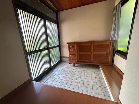 A spacious home on approximately 114 tsubo of land. Enjoy a relaxed lifestyle on a spacious lot. - Image 3