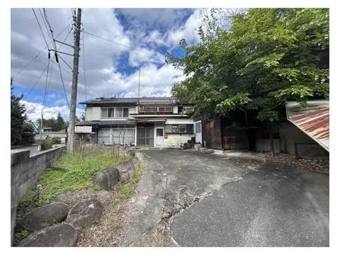 Land area 136 square meters, south-facing, well-lit 2-story 8DK