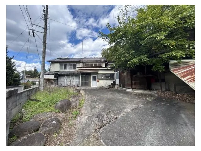 Land area 136 square meters, south-facing, well-lit 2-story 8DK