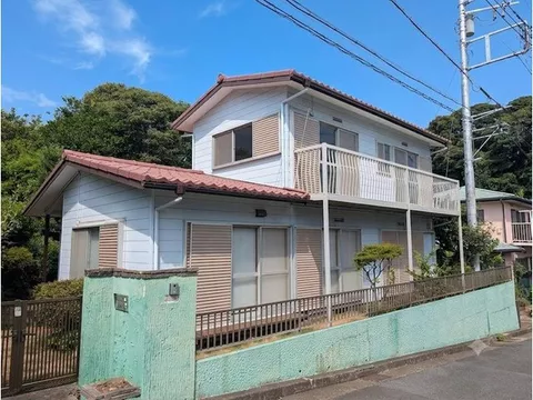 A home with the warmth of a Japanese-style room and a user-friendly layout is appealing. - Image 1