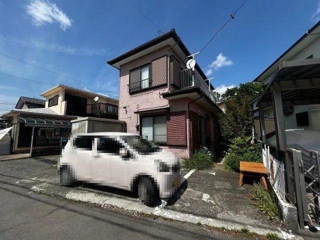 ◆ Balcony ◆ Separate bath and toilet ◆ Open kitchen ◆ Lighting fixtures included ◆ Parking for 2 cars available