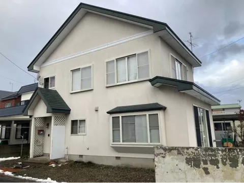 A quiet residential area in Shimizumori, Hirosaki City, this used house is suitable for remodeling with good lighting!