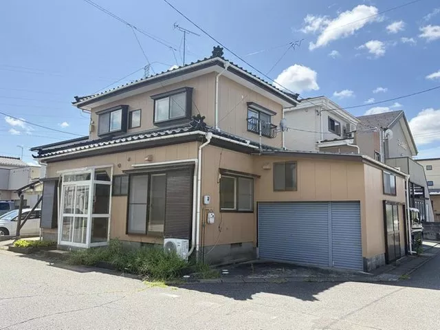 A location that is great for families with children, with elementary and middle schools and parks within walking distance!