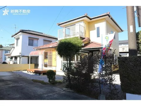 This is a renovated used house in Shimono Uchi, Miyazaki City. Parking for 2 cars is possible.