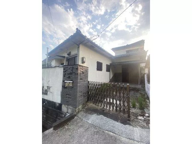 About 6 minutes by car to Amu Plaza Kumamoto! A convenient location for shopping.