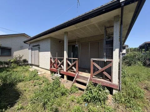 About a 3-minute walk from the station ◆ Drugstore and convenience store within walking distance ◆ 3DK single-story house
