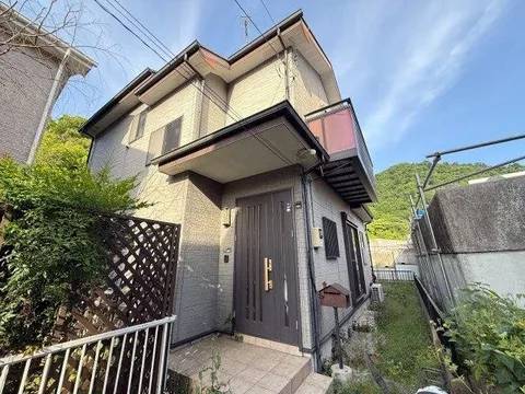 ◆South-facing living room◆Three closets◆Japanese-style room next to the living room◆Two toilets◆Window in the bathroom