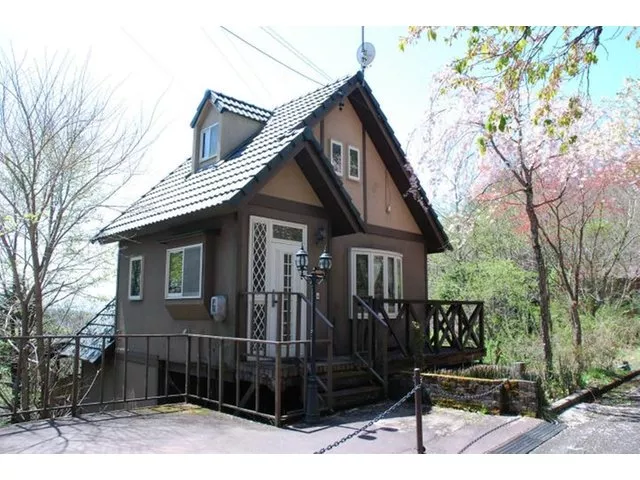 Southeast facing, good sunlight and view, quiet, and rich in nature
