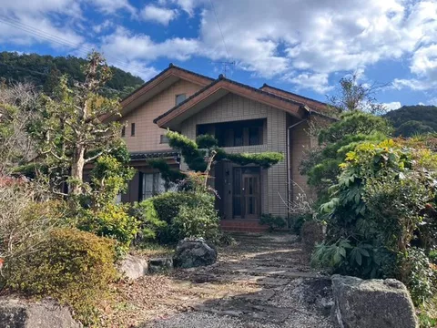 A spacious property nestled in a quiet residential area, constructed with lightweight steel frame♪