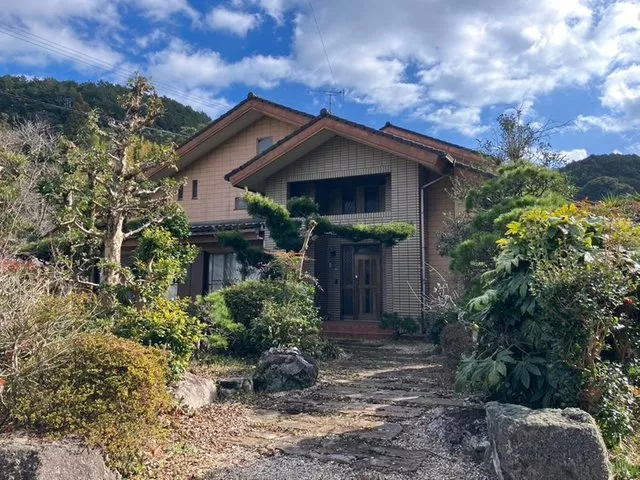 A spacious property nestled in a quiet residential area, constructed with lightweight steel frame♪