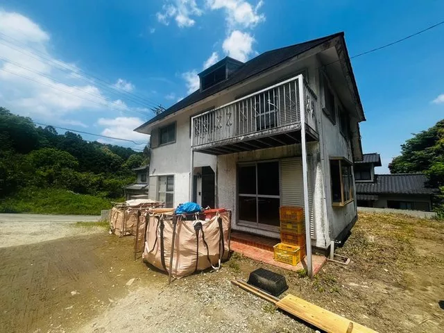 Recommended for those who want a "hideaway" or "base," also great for material storage or a warehouse.