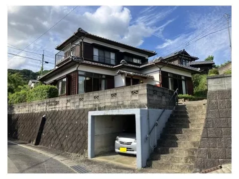 Good condition indoors. Garden possible.