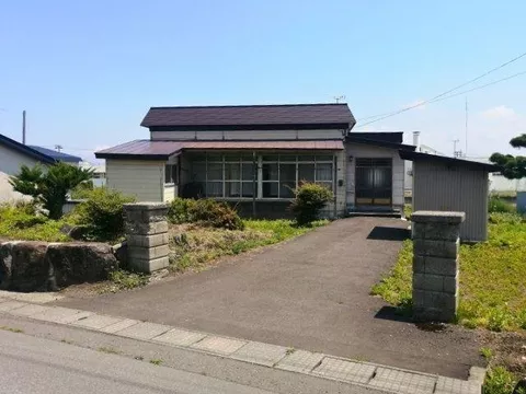 ■ 1st floor is a warehouse ■ Parking for 5 cars available ■ Supermarket and drugstore 4 minutes by car