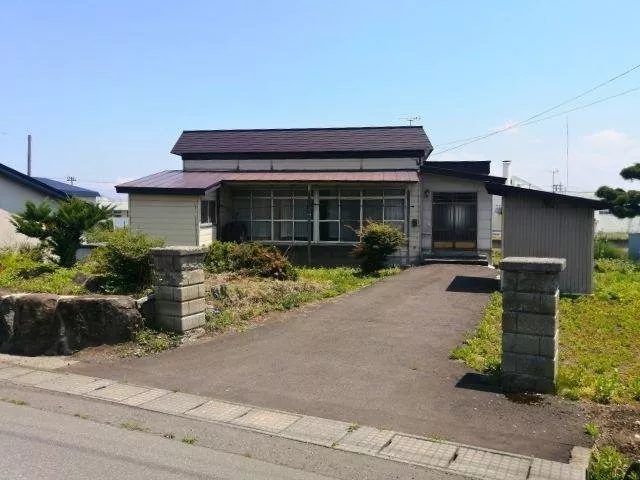 ■ 1st floor is a warehouse ■ Parking for 5 cars available ■ Supermarket and drugstore 4 minutes by car