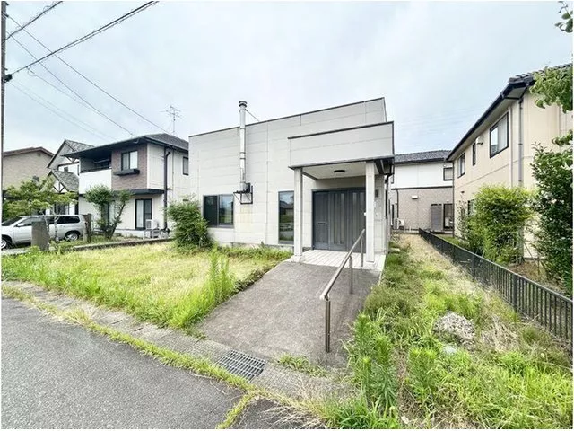 Within walking distance to Etchu-Funahashi Station ♪ Parking for 3 cars & all-electric! Compact and comfortable 2LDK ♪
