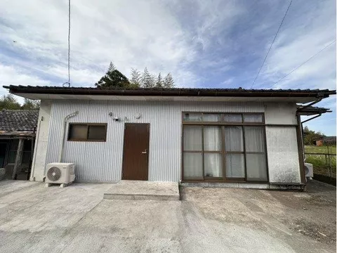 The interior has been renovated, so it is in very beautiful condition♪ Parking for 3 cars available♪