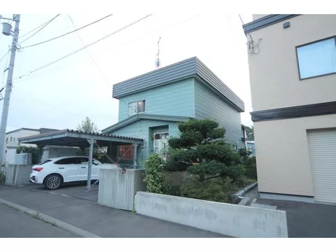 A house for sale located within walking distance of JR, with parking for 2 cars possible in the carport (depending on the vehicle type).
