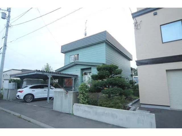 A house for sale located within walking distance of JR, with parking for 2 cars possible in the carport (depending on the vehicle type).