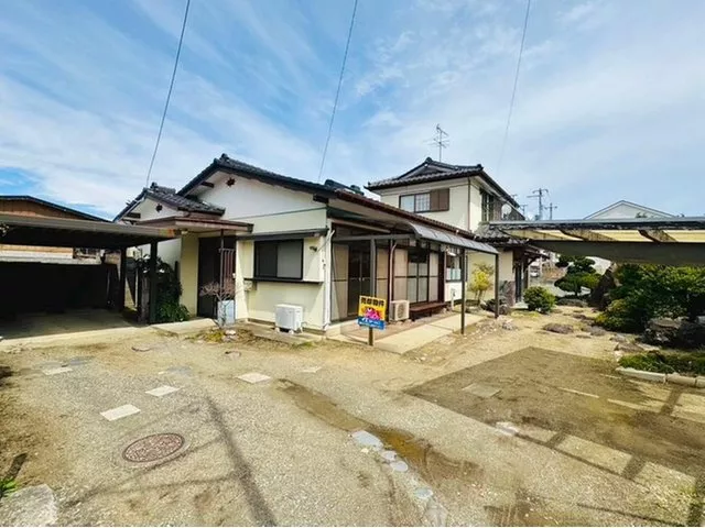 A quiet living environment within walking distance to elementary schools,安心 for raising children.
