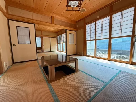 A spacious single-story house with a total floor area of 103.52㎡, featuring a 3DKS layout.