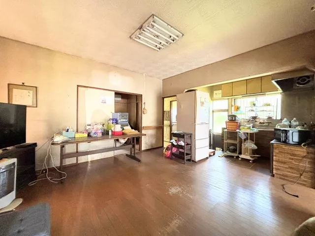 A property with a business warehouse on a vast site of approximately 200 tsubo has appeared!