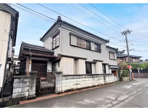 10-minute walk from Higashi-Sanjo Station! 8DK! Spacious residence built on a corner lot with good sunlight and openness.