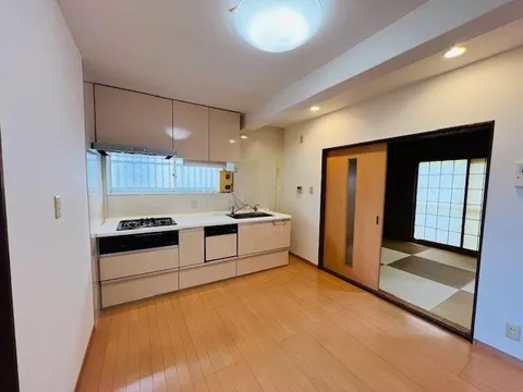 ☆Spacious land area of 62.64 tsubo, 6DK plus 2 large storage rooms. Interior is clean☆