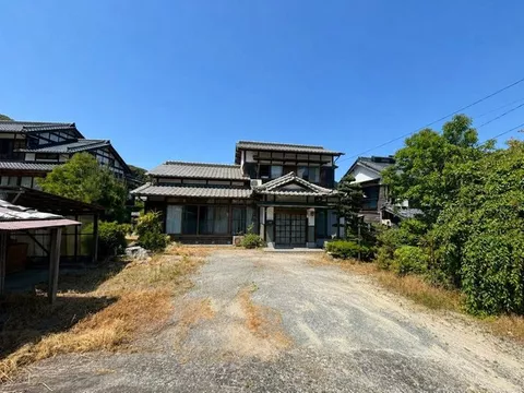 A home where you can enjoy a slow life, with a field within walking distance