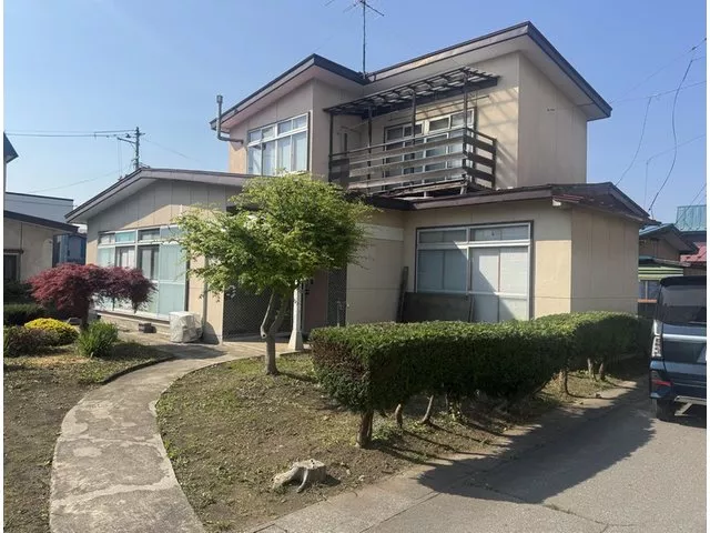 2 Midorimachi (Kuroishi Station) 8,300,000 yen