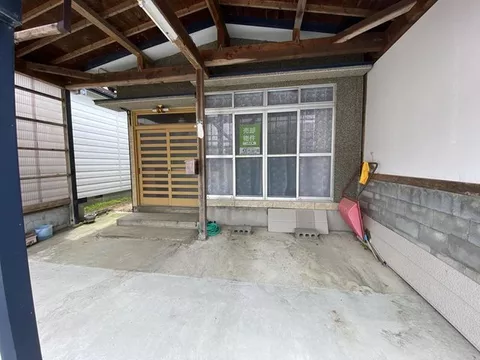 In addition to a spacious 6SDK layout, there are 2 storage rooms, providing plenty of storage.