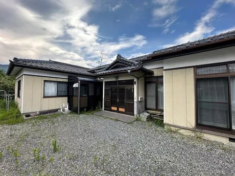 Residential area within a 10-minute walk to a kindergarten, elementary school, and junior high school