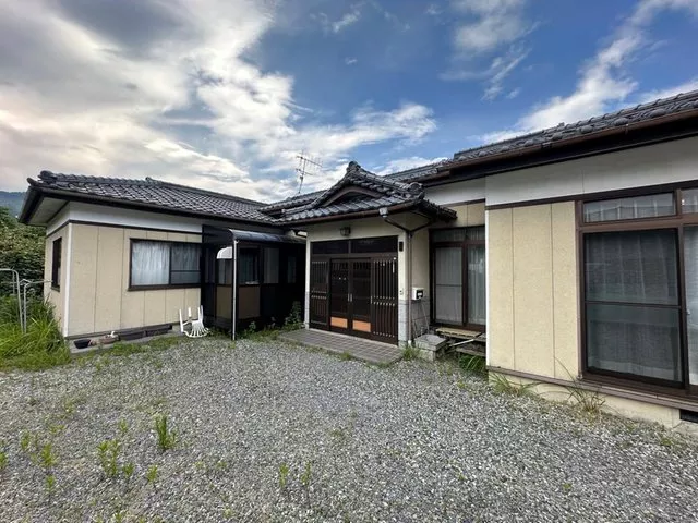 Residential area within a 10-minute walk to a kindergarten, elementary school, and junior high school