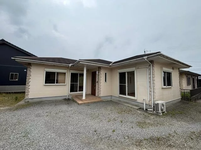 This is a 4LDK second-hand house built 18 years ago (^^♪