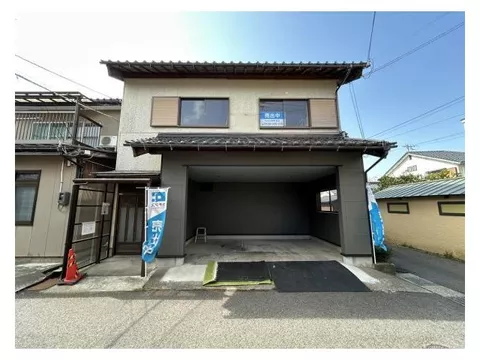 [Open House] Interior renovation planned / 5 minutes on foot to the sea / Complies with new earthquake resistance standards / Water facilities replaced /