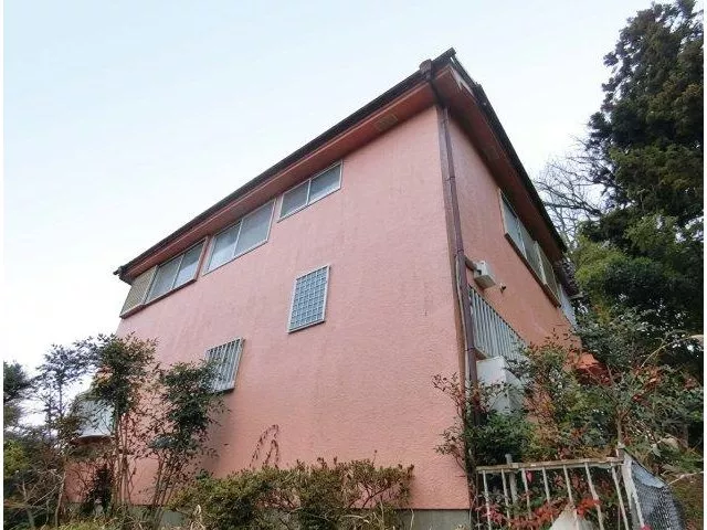 This property is rich in nature and offers a view of the river from the second floor!