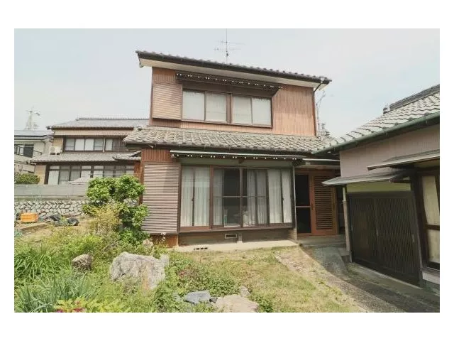 Reconstruction is not possible. Usable for both residential and investment purposes. Includes current condition with remaining items.