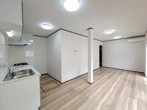 [Open House Held] [Interior and Exterior Renovated] [Curtains Installed] Parking for 2 standard cars