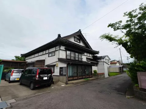 This is a second-hand house in a quiet residential area.