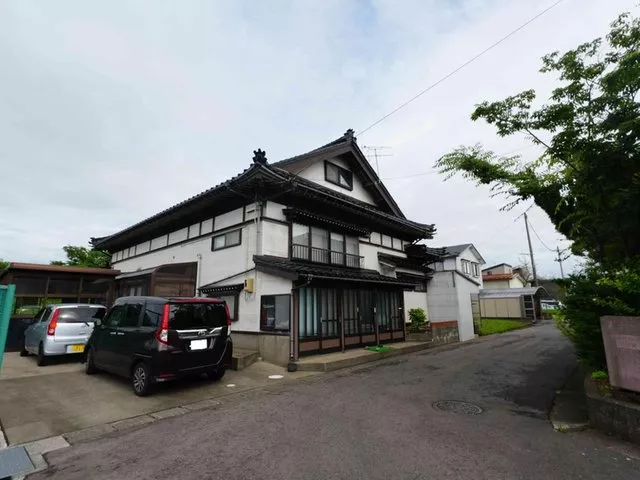 This is a second-hand house in a quiet residential area.