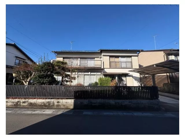 ◆Spacious 8DK◆Corner lot◆Japanese-style room available◆Good sunlight exposure◆Within walking distance to elementary and junior high schools◆Quiet residential area◆