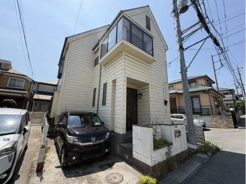 No buildings on three sides, open feeling, good sunlight! How about your first home?