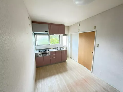 ●Renovated in 2016, vacant and available for easy viewing● - Image 3