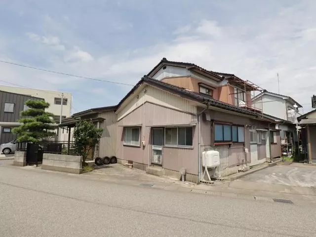 Recommended for those who want a hobby room or a work-from-home space! Comes with a storage room for seasonal items and daily necessities.