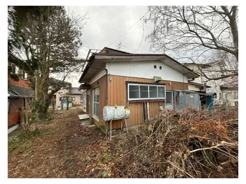 A 2-story 5DK house with a land area of 99 tsubo and a 9m wide road in front.