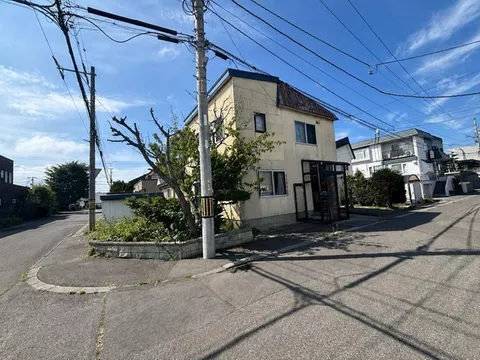 【1 minute walk from the station × south-facing】A sunny residence that fulfills your ideals.